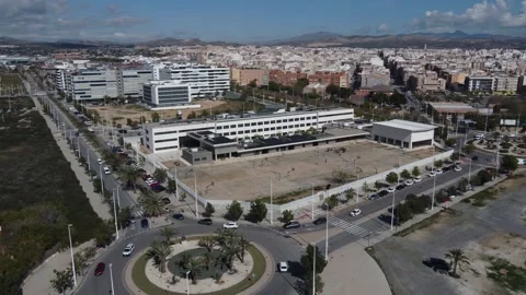 Orbiting around the Vicente Verdú school with views to the town of Elche, Spain 库存影片 332889290