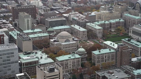 Orbiting Columbia University in New York City: Law School beyond lawns in rear, Vídeos de archivo 59172384