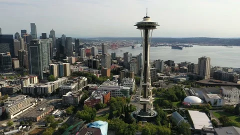 Orbiting drone footage of the Seattle Space Needle, Belltown, Elliott Bay, 스톡 동영상 139181318