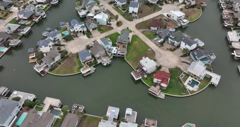 Orbiting flight viewing homes and boat docks along a waterway. Video stock 335670449