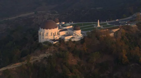 Orbiting Griffith Park Observatory in Los Angeles. Shot in 2008. Vídeos de archivo 59512181