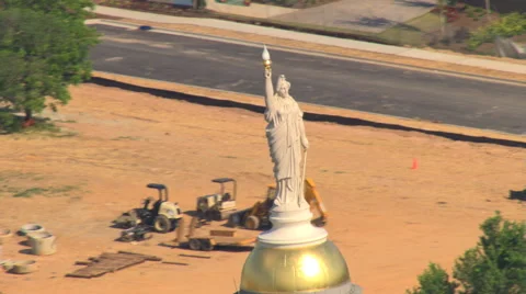 Orbiting Miss Freedom on Georgia State Capitol in Atlanta. Shot in 2007. Stock Footage 59334459