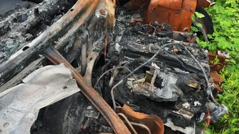 Orbiting Shot Around Burned Car Engine and Charred Mechanical Parts After Fire Vídeo Stock 342590484