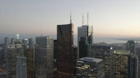 Orbiting Shot of CN Tower Revealed behind Bank Buildings Vidéo 100694276