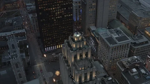Orbiting Shot of Illuminated Building in Old Montreal Vidéo 100694282