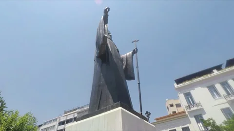 Orbiting shot of statue in the town center of Malta Stock Footage 116455276
