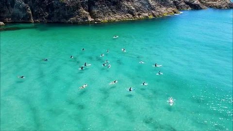 Orbiting shot of surfers in Australia Video stock 126108418