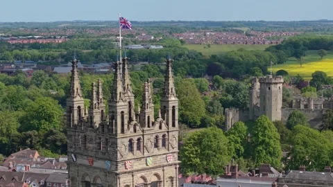 Orbiting St Mary’s Belfry in Warwick Revealing the Castle Dungeon 스톡 동영상 331153573