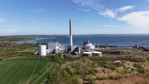 Orbiting View of Energy Infrastructure on the Coast Stockbeeldmateriaal 334668935