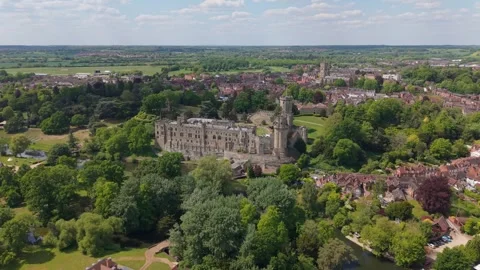 Orbiting Warwick Village in Spring with Lush Nature and Castle at the Center Vídeo Stock 331124831