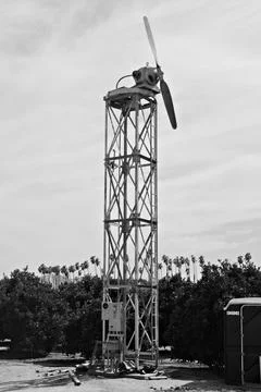 Orchard Wind Machine Above a Citrus Grove in Riverside California Stockfoto's
