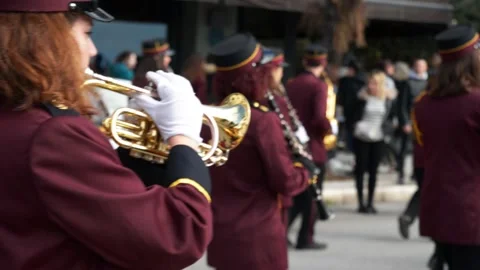 Orchestra playing in the streets Vídeo Stock 139820455