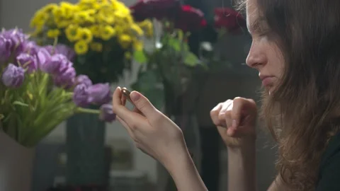 Ordering flowers online concept Vídeo Stock 148341393