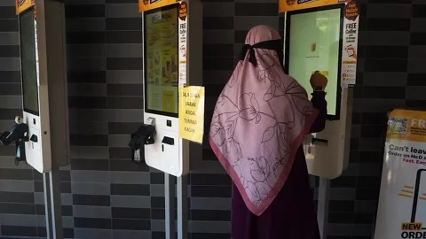 Ordering food using self service food machine i Video stock 167533027