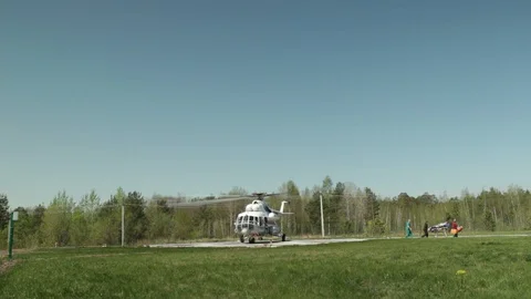Orderlies are rolling a gurney. Stock Footage 129645352