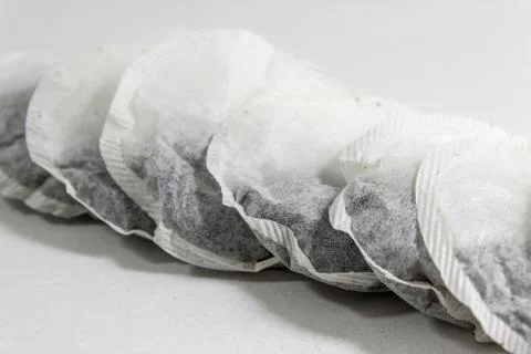 Orderly positioned multiple tea bags on white background Foto stock