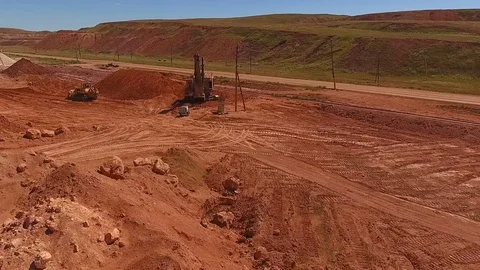 Ore storage. Excavator loads ore. Bird's eye view Vídeo Stock 73428557