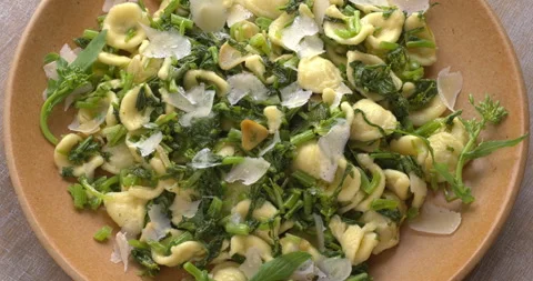 Orecchiette pasta with rapini. Video stock 311799454
