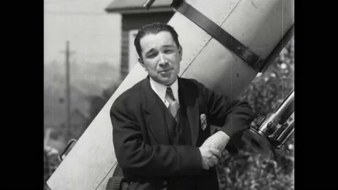 OREGON - 1931 - An astronomer explains the difference between refracting and Stockbeeldmateriaal 323084299