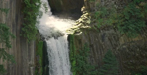 Oregon - Basalt Column Waterfall during Day Tilt - 6K Slow Motion 스톡 동영상 111983636