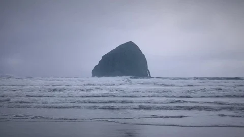 Oregon Coast Waves Breaking at Cape Kiwanda Cloudy Evening 库存影片 73280786