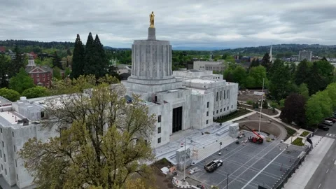 Oregon State Capitol building in Salem with historic distinctive Art Deco dome Stock Footage 334605351