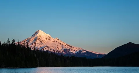 Oregon - Sunset Light on Mount Hood - 4K Timelapse 動画素材 112095757