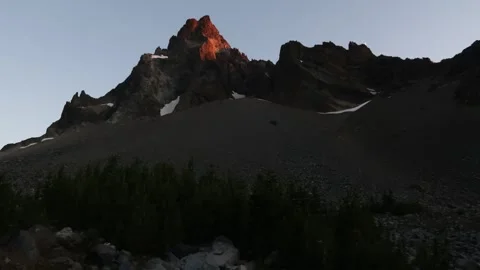 Oregon Time Lapse: Mount Thielsen evening light near Pacific Crest Trail Video stock 147153386