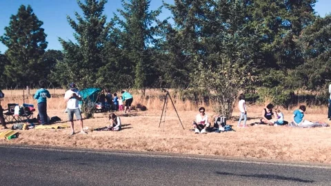 Oregon, USA - August 21, 2017: Excited crowd on a rural road awaiting the t.. Vídeos de archivo 306082366