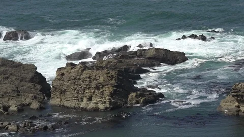 Oregon waves splash on rocks Video stock 97922000