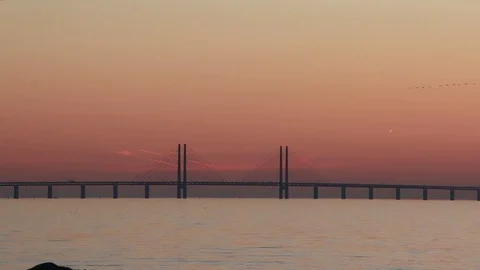 Oresund bridge in sunset 動画素材 75685144