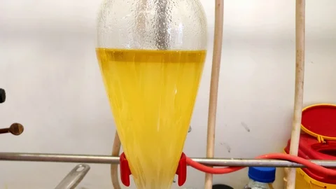 Organic and water layer separation in 4K during the organic reaction work up Stock Footage 108122651