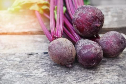 Organic beetroot vegetable fresh red beet roots harvested on wooden backgroun Foto stock