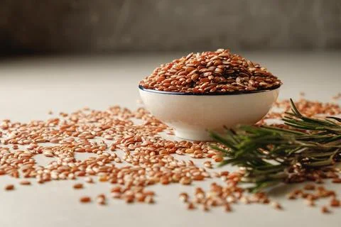 Organic brown rice captured in a rustic setting with natural elements Foto stock