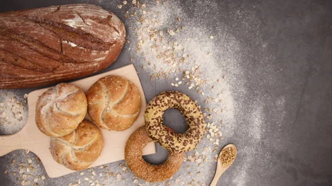 Organic buns, rye bread and bagels with sesame and flax appear-Stop motion Vidéo 131387231