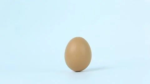 An organic egg isolated on white background Stock-Footage 200383387