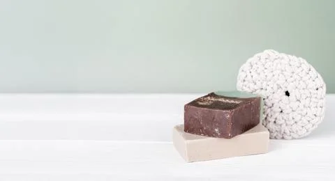 Organic hand made solid soap bars and knit cotton washcloth on a table. natur 스톡 사진