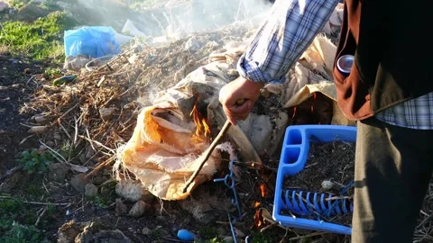 Organic kitchen debris with leftover varied food and inorganic waste. waste Vídeo Stock 334644528