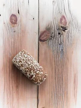 Organic multi grain bread loaf cooling on reclaimed lumber table top Stockfoto's