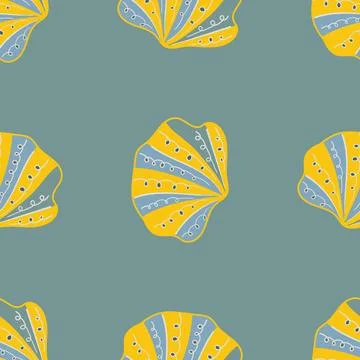 Organic seamless pattern featuring a variety of sea shells. Illustrazione stock