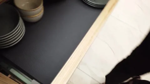 Organizing Kitchen Cabinet: Stylish Dinnerware Vídeo Stock 307090410