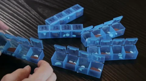 Organizing medication in pill boxes Vídeo Stock 56501940