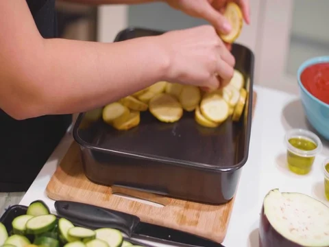 Organizing vegetables in slow motion  Vidéo 80544915