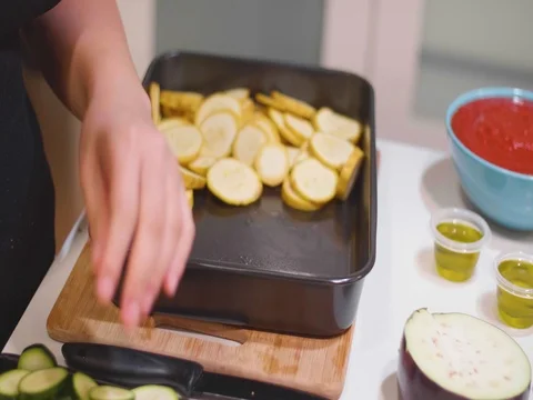 Organizing vegetables on a table Видео 80545602