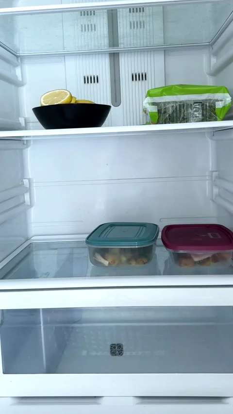 Organizing Weekly Meal Prep in Refrigerator Видео 340340913