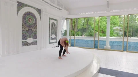 Oriental dance. The red-haired young pretty girl performing a belly dance. 4K 库存影片 66431706