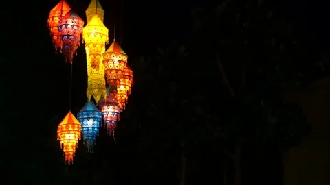Oriental lanterns swaying in the wind 動画素材 81632051