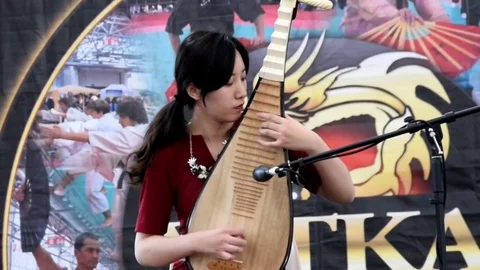 Oriental singer woman Stock Footage