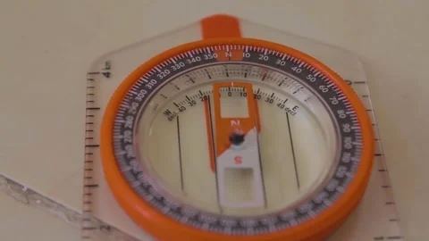 Orientation of a compass to the north Video stock 293242125