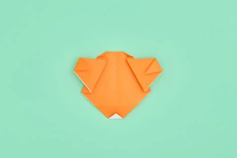 Origami Bear. Step-by-step photo instruction on a green background. DIY concept Stockfoto's